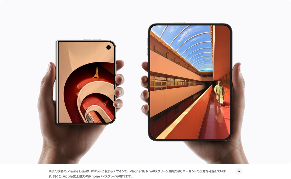閉じた状態（左）と開いた状態（右）のiPhone Duoを手に持った様子
